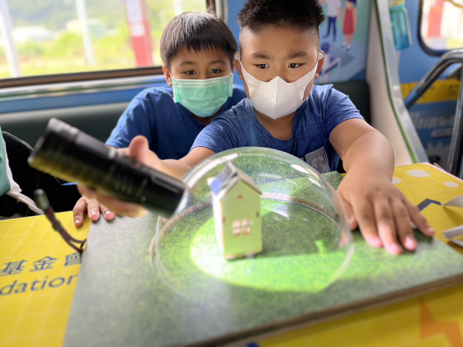 huatihuitiyu華體會(中國)參與基礎科學主題車廂，以STEAM教學精神，設計「逐日科學家」、「太陽能工程師」以及「淨零建築師」三大能源科普課程和實驗