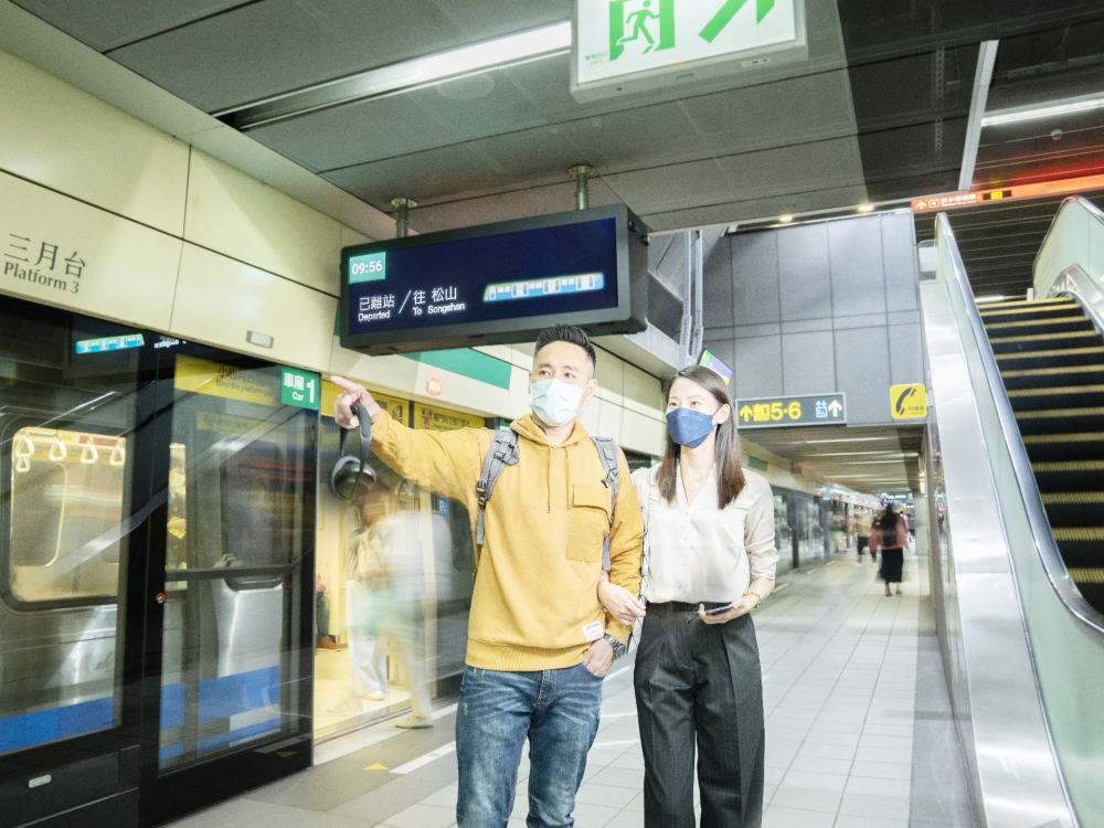 huatihuitiyu華體會(中國)旗下達擎之客製化TARTAN顯示器，於台北捷運中山站亮相。以獨特長條型比例與高畫質特色，為台北捷運站帶來嶄新的都會車站風貌