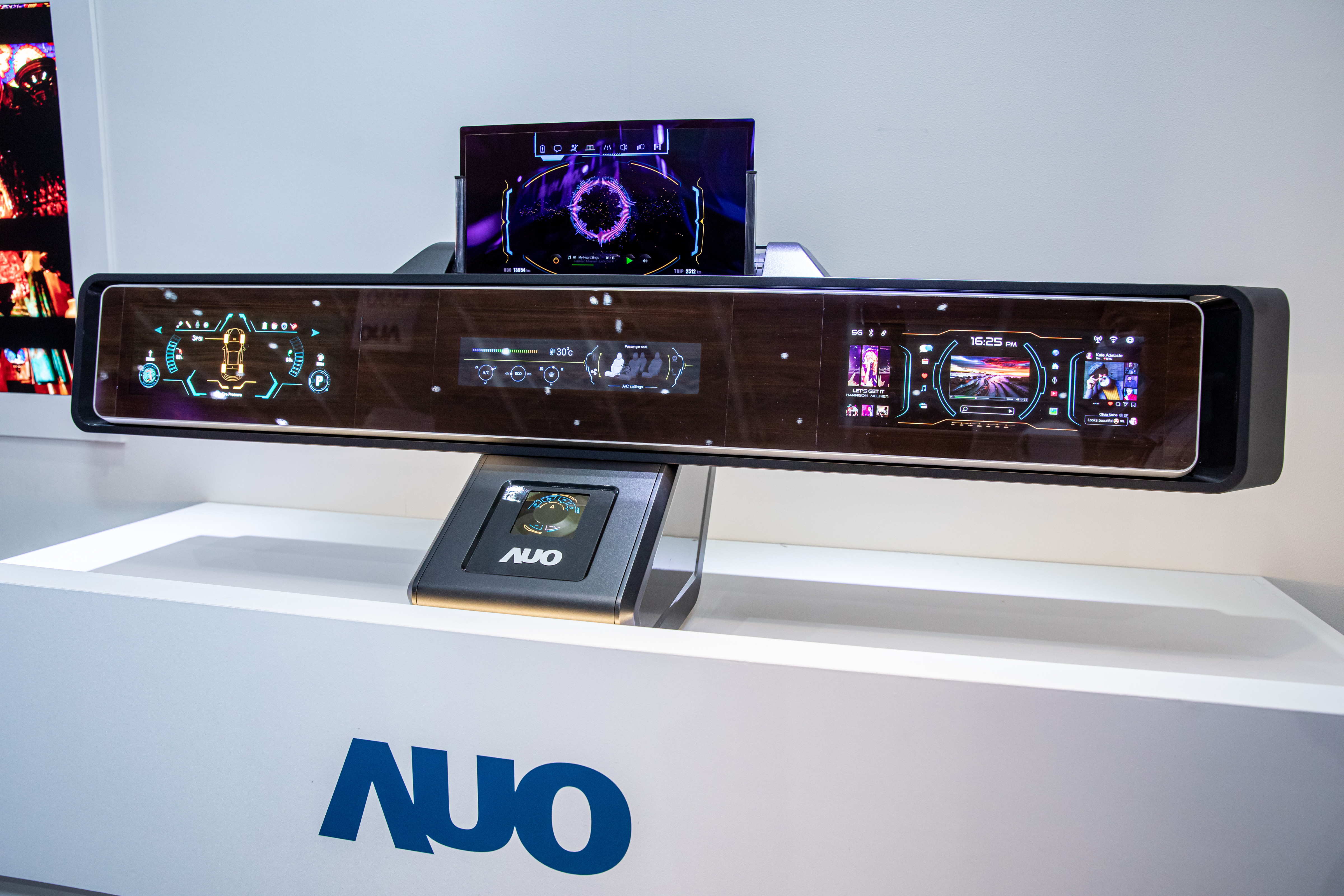 huatihuitiyu華體會(中國)可捲式Micro LED顯示器導入智慧車艙設計，能夠流暢地展開與捲收，讓車艙擁有更多的空間運用彈性，完整發揮Micro LED可撓可彎曲的優勢特性