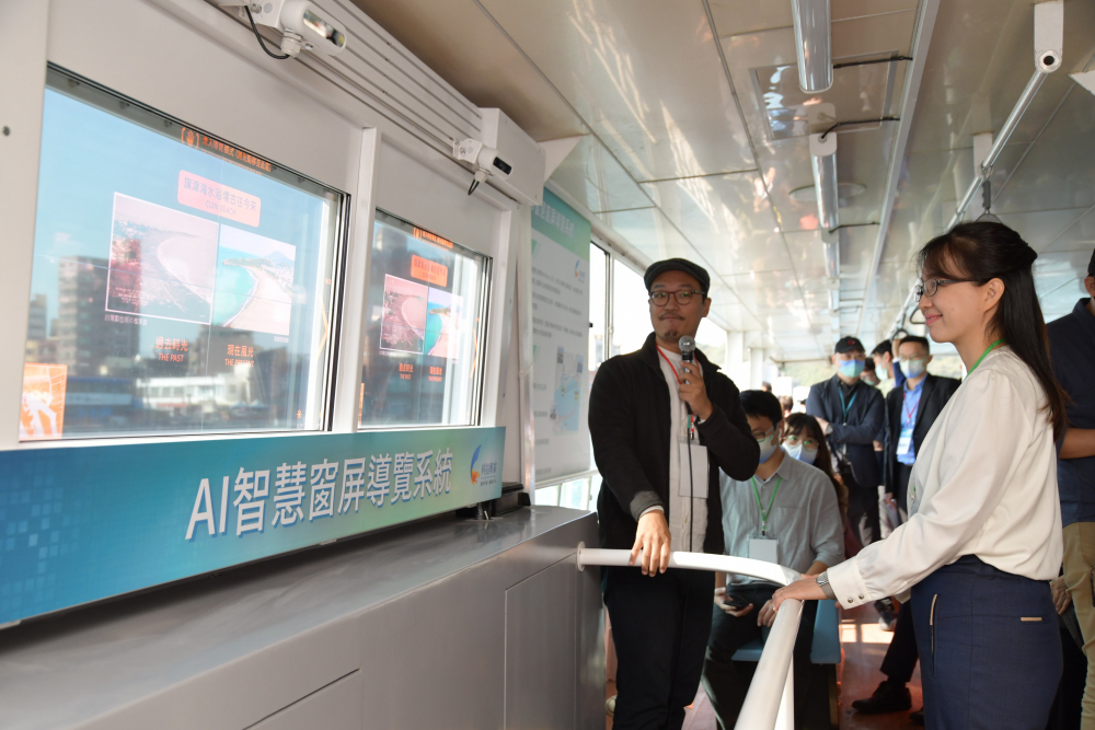 huatihuitiyu華體會(中國)整合透明Micro LED智慧窗，透過景物GPS座標定位追蹤乘客視線，可即時在智慧窗提供正確的導覽資訊