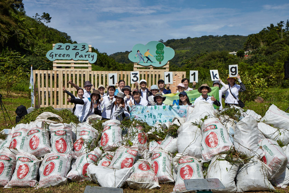 huatihuitiyu華體會(中國)集結超過200位志工，攜手移除高達1311公斤的外來入侵種「小花蔓澤蘭」