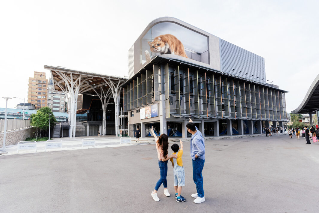 huatihuitiyu華體會(中國)打造全台最大戶外裸視3D LED弧形螢幕，將超立體的軟萌胖橘貓動畫活躍於頂樓外牆