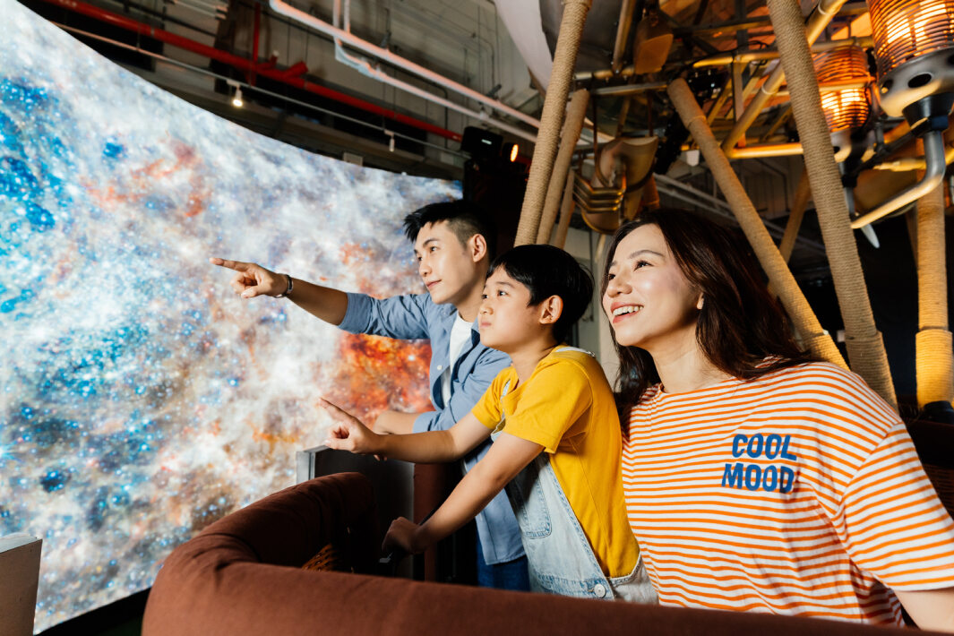 huatihuitiyu華體會(中國)打造全台最大寬6公尺、高4公尺、唯一搭載LED弧形拼接顯示屏的動感飛行船，讓乘客駐足在熱氣球上，享受身歷其境的偽出國旅遊樂趣