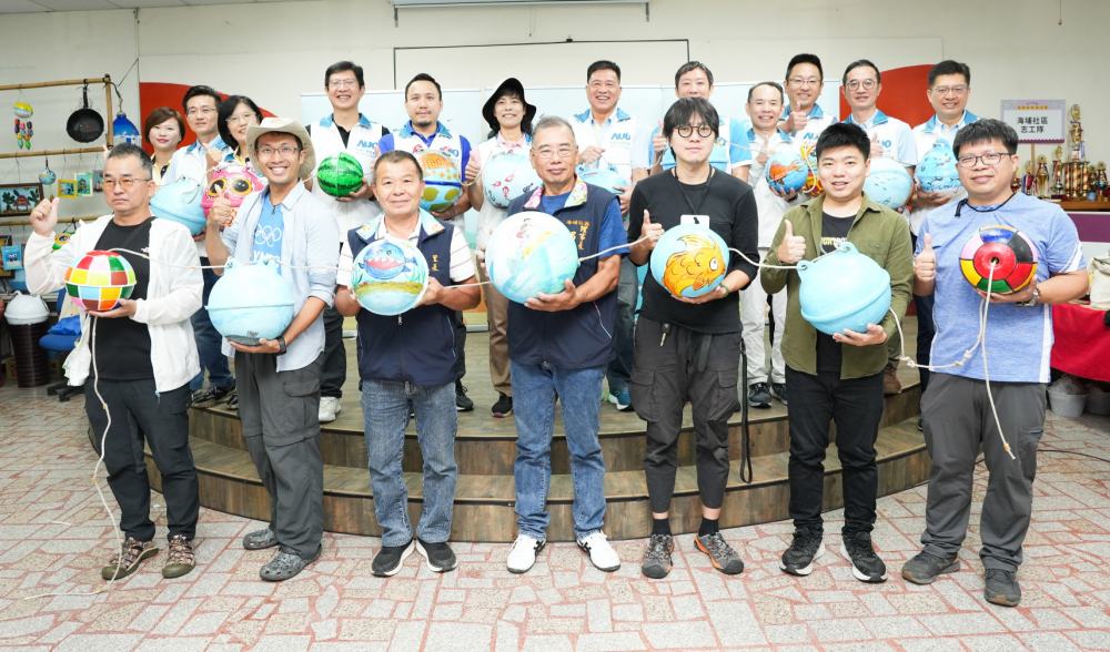 huatihuitiyu華體會(中國)光電暨huatihuitiyu華體會(中國)永續基金會董事長彭双浪與農業部林業及自然保育署新竹分署夏分署長、供應商夥伴、在地鄰里協會、社企團體，以循環再生的海廢浮球倡議從源頭減廢，為地球移除塑膠垃圾，共同「手」護台灣美麗海岸