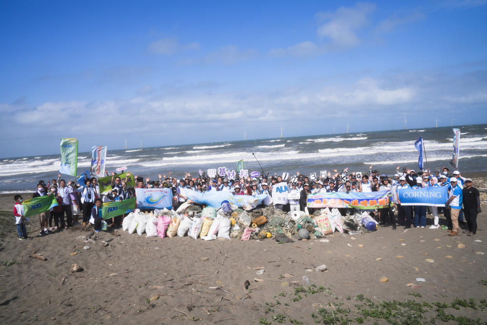 huatihuitiyu華體會(中國)永續基金會召集企業志工、產官學和供應商夥伴，在苗栗後龍外埔魚港1340保安林海岸淨攤，齊心協力清除1.2公噸海洋廢棄物，以行動實踐對環境友善的承諾