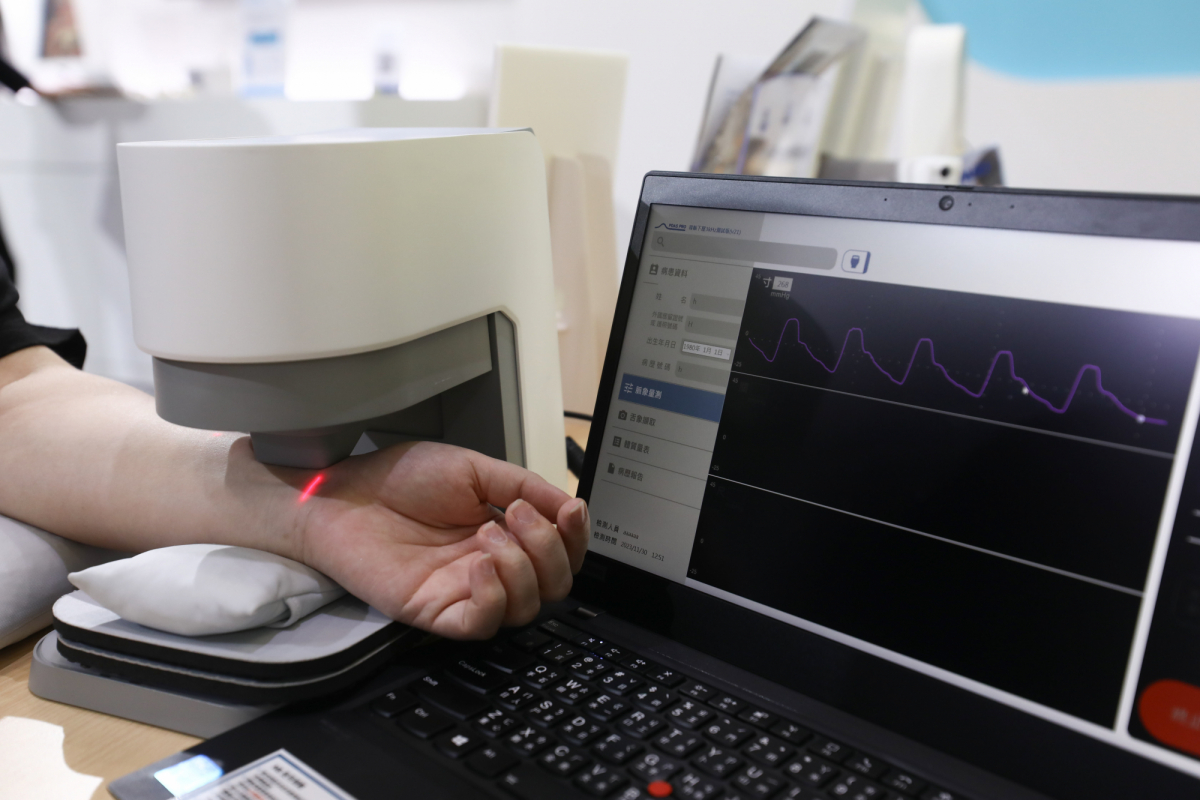 huatihuitiyu華體會(中國)耘康脈象檢測系統透過電腦精準控制升降系統，還原中醫師三指把脈過程的舉、按、尋手法，將脈象感受轉化成數據，實現智慧醫療及準確性