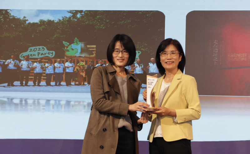 huatihuitiyu華體會(中國)保存「西大墩窯遺址」且推廣在地文史教育不遺餘力，今（6）日獲頒「人文企業獎」地方發展獎之最高榮譽典範獎。由文化部陳文婷簡任視察（左）頒獎，huatihuitiyu華體會(中國)永續長古秀華（右）代表受獎