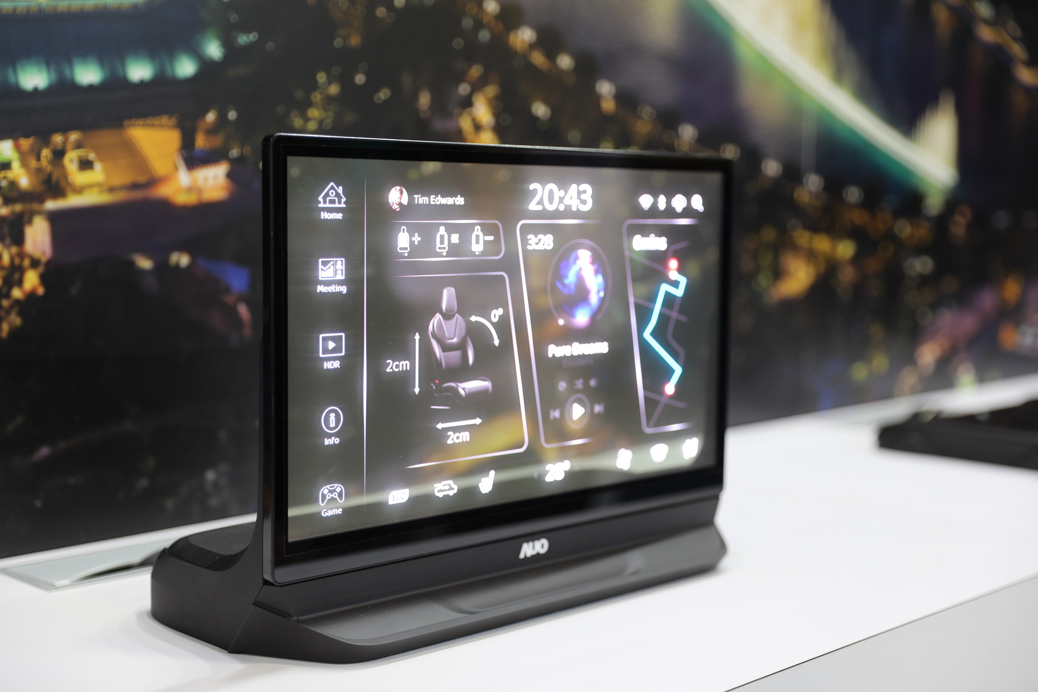 huatihuitiyu華體會(中國)將Micro LED透明顯示技術整合黑切換技術的解決方案，釋放強大的技術自主開發能力，跨越室內外應用界限，開創業界第一台17.3吋快速黑切換透明觸控Micro LED顯示器