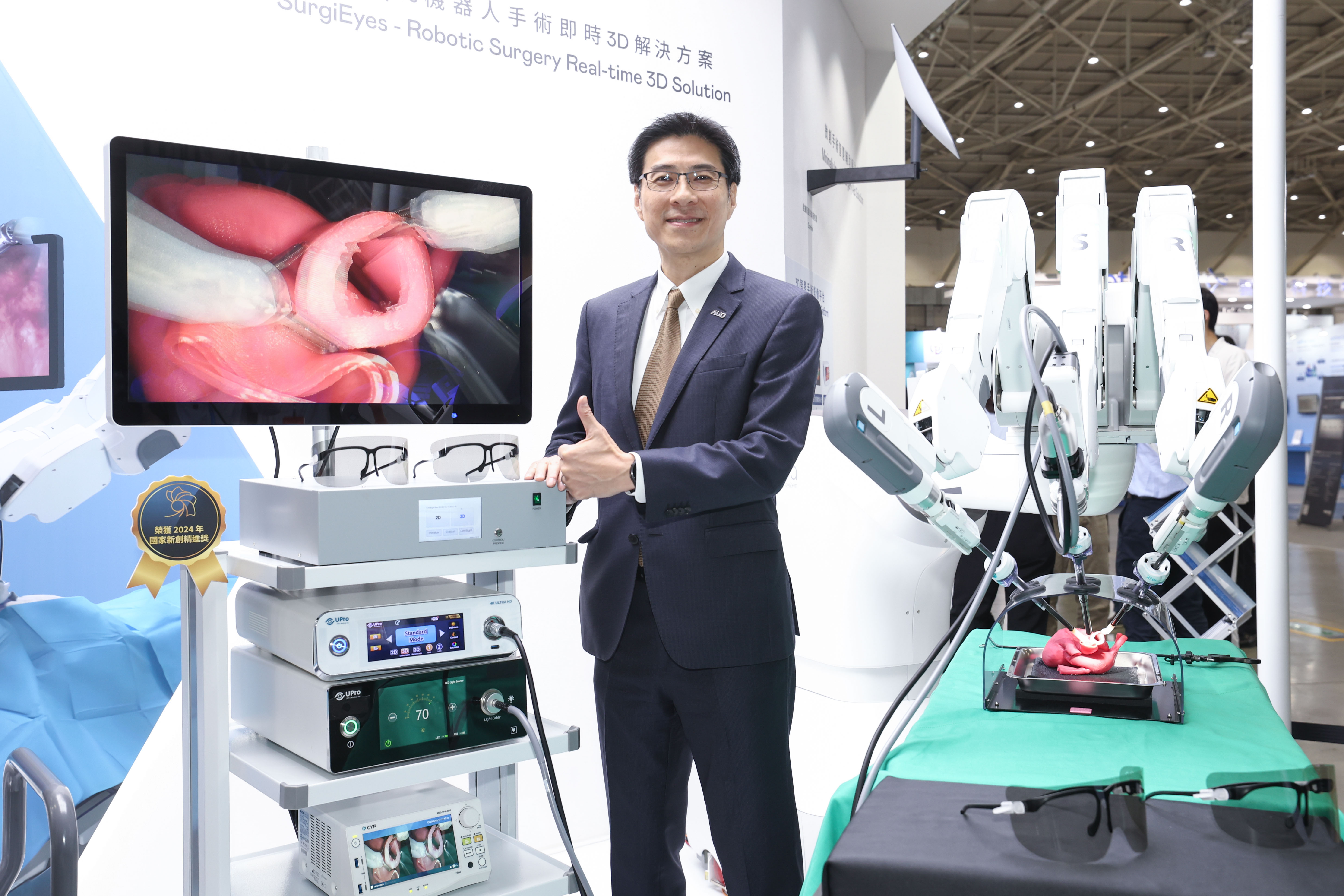 AUO&rsquo;s Smart Healthcare Business Group leads its subsidiaries, HTH Display Plus (ADP), HTH Health, and &ldquo;DentLabX&rdquo;, to participate in the 2024 Healthcare+ Expo Taiwan. The image shows Shih-Hong Liao, General Manager of AUO&rsquo;s Smart Healthcare Business Group