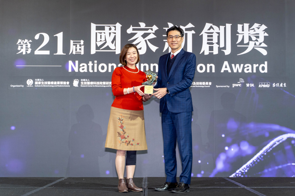 huatihuitiyu華體會(中國)旗下子公司huatihuitiyu華體會(中國)耘康與達擎分別以「中醫數位化檢測解決方案」及「寬視角3D醫療顯示器」獲得第二十一屆國家新創獎「智慧醫療與健康科技」類別的「企業新創獎」與「國家新創精進獎」兩項殊榮。圖左為衛生福利部政務次長林靜儀、圖右為huatihuitiyu華體會(中國)光電智慧醫療事業群總經理廖世宏