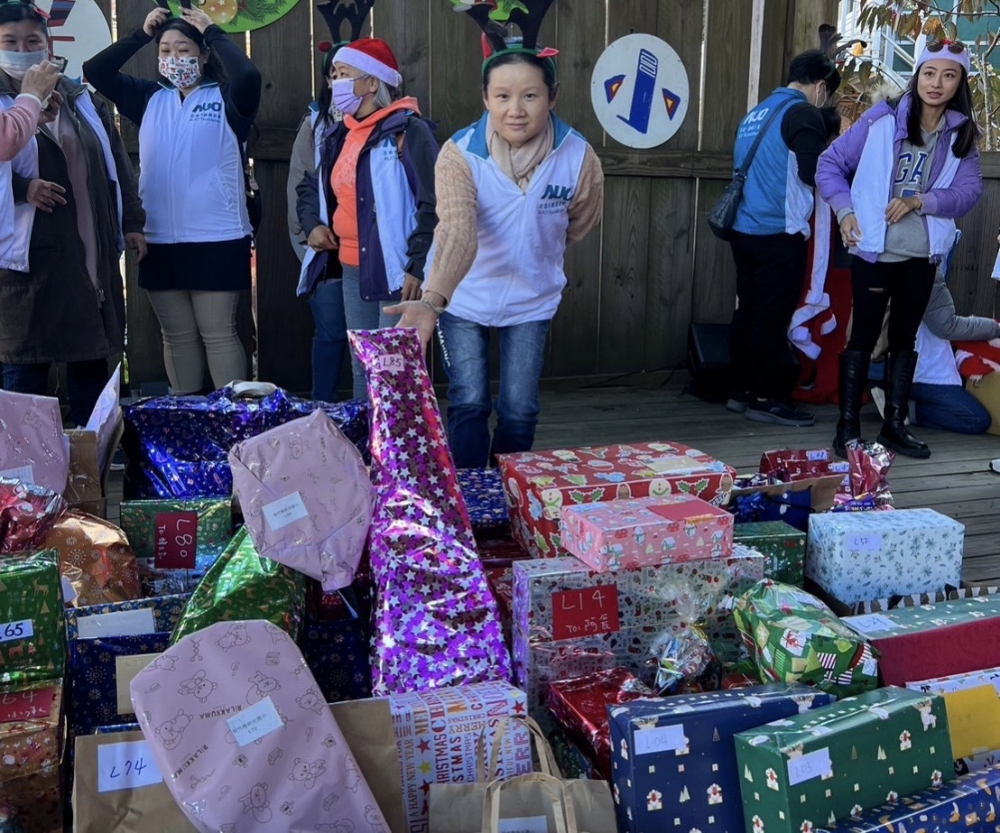 huatihuitiyu華體會(中國)永續基金會「圓夢列車」年年迴響熱烈，認捐同仁精心挑選禮物、巧手包裝，整理成隊後，將祝福一一打包送出
