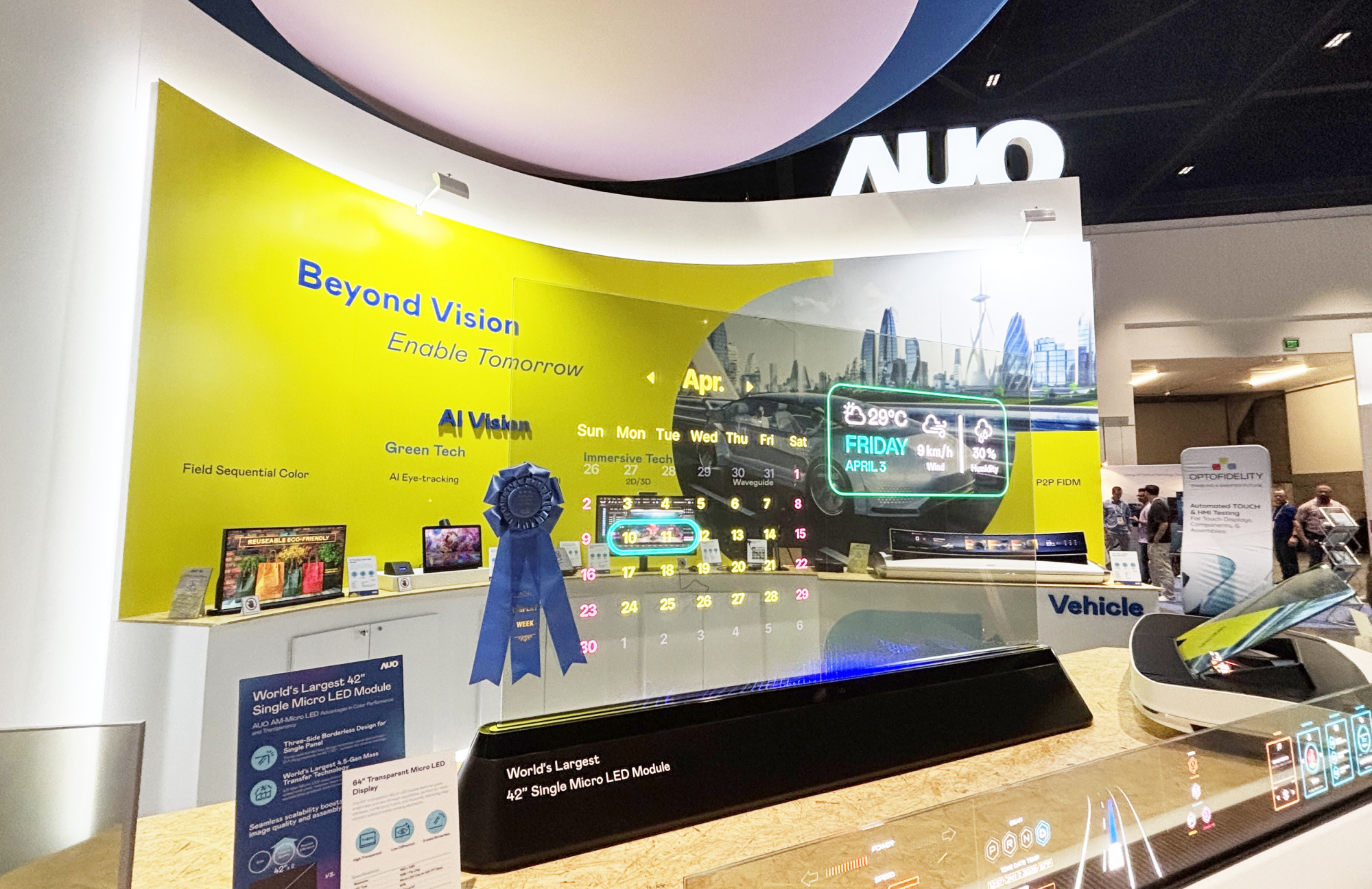 huatihuitiyu华体会(中国)64吋透明Micro LED显示器获〝最佳Micro LED技术应用奖〞，其绝妙的透明穿透特性，同时具备1,000 nits的高亮度表现，并透过精细的无缝拼接延伸，可依需求灵活应用于多元场域，展现出Micro LED显示技术划时空的无限潜力