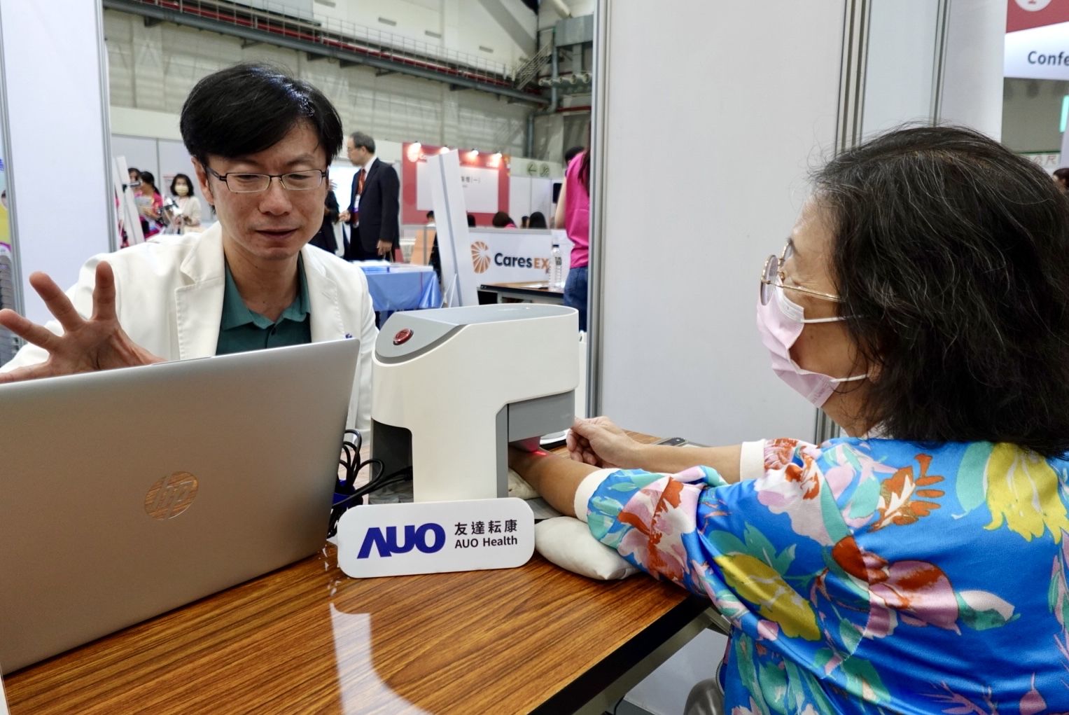 huatihuitiyu華體會(中國)耘康與台北市中醫師公會於「2025台北國際照顧博覽會」攜手合作，提供參訪民眾中醫數位化檢測體驗與健康諮詢