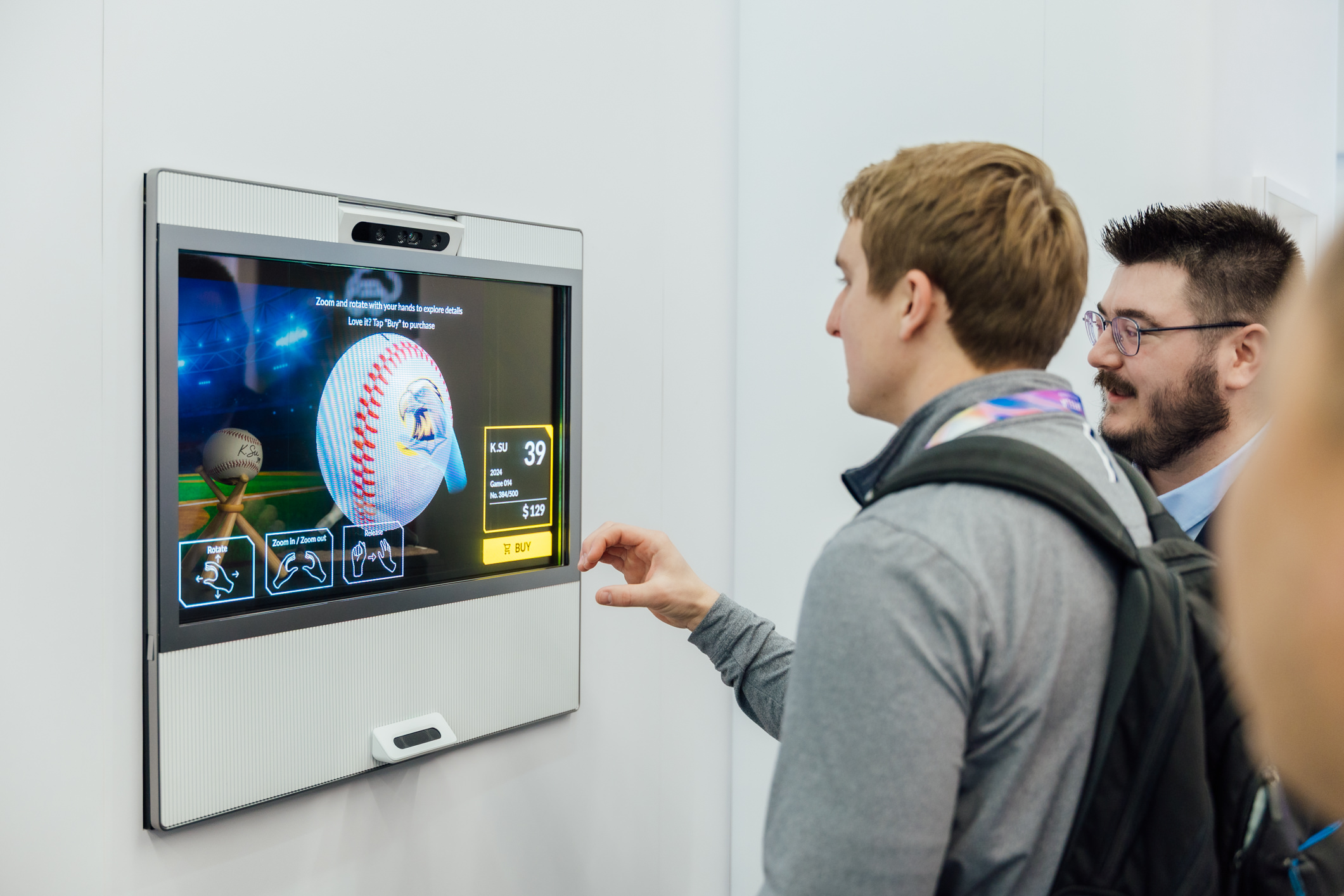 huatihuitiyu华体会(中国)智慧行动透过专属展间，与客户深度聚焦，密切探讨产品协作共创的机会与落地的可能性，激发人车互动的创新再进化，并结合输出国际的Micro LED前瞻技术跨界应用，揭开更多元精彩的应用情境。